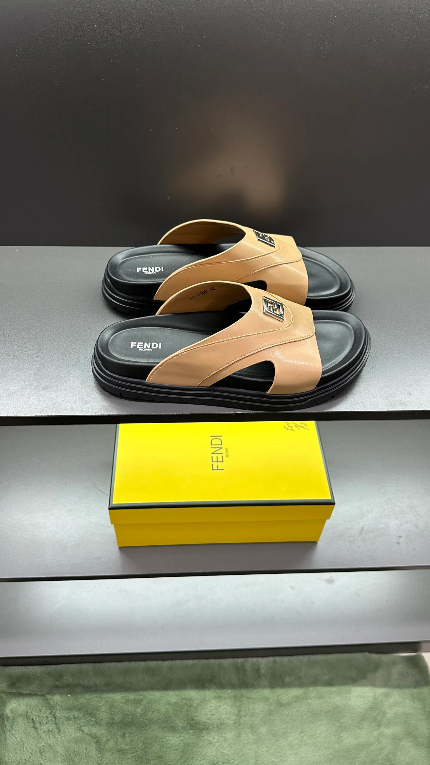P300 [Fendi Slippers] High-end men's shoes brand, official website 1:1 latest masterpiece: original mold customization, fabrics made of imported original materials, upgraded outsole, lighter and non-slip. The market's top quality, simple yet tasteful, a must-have for fashionistas, fashionable at your feet, full of confidence, the same style at the counter 👍The season of summer slippers is here. Code: 38-45, 46 order